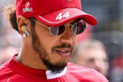 Hamilton lascia Ferrari e si ritira dalla F1 a fine anno: la teoria sbilenca