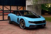 L’ultimo spenga la “Luce”, Ferrari ostaggio della finanza: la satira che scuote Maranello