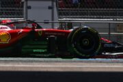 Ferrari studia la SF-26 evoluta: equilibrio imperfetto nelle FP1 di Barcellona