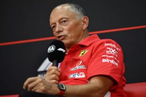 Ferrari, Vasseur ha in mano l’arma per zittire i media: vincere o lottare per farlo